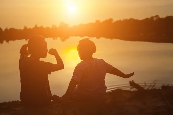 Mother Encouraged Her Son Outdoors Sunset Silhouette Concept — Stock Photo, Image