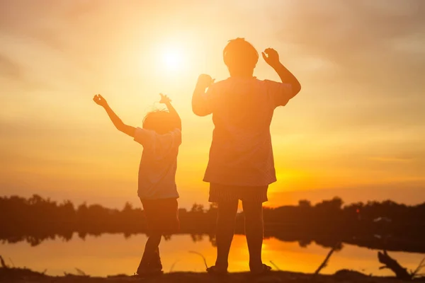 Kid Silueta Okamžiky Radosti Dítěte Povahu Sunset — Stock fotografie