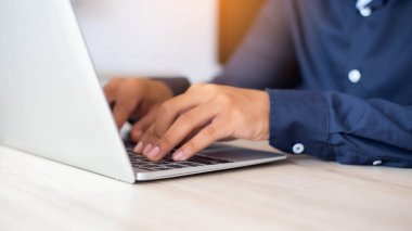 Dizüstü bilgisayarın dokunmatik fotoğrafını kullanan ve dokunan bir kadın eli.