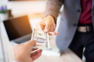 Çalışanlar sözleşmeye kirli para vererek yolsuzluk yapıyorlar.. 