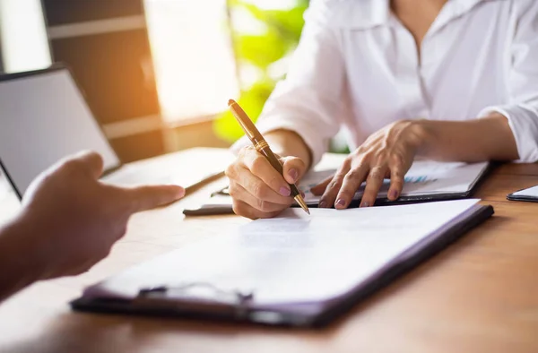 Lavoro Squadra Con Due Uomini Affari Ufficio Con Analisi Aziendale — Foto Stock