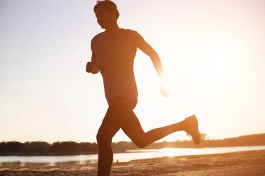 Sokakta koşucu olan adam egzersiz için çalışıyor.