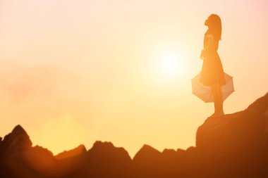 tek başına duran genç bir kadın silüeti