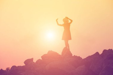 tek başına duran genç bir kadın silüeti