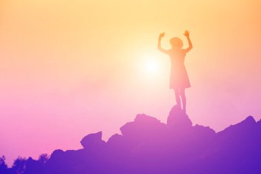 tek başına duran genç bir kadın silüeti