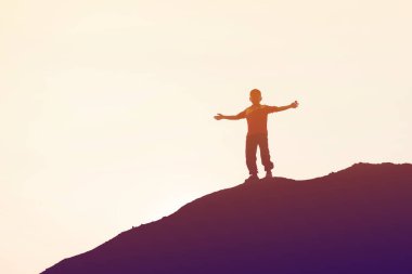 Çocuk siluet, çocuğun sevinç anlar. Doğa günbatımı