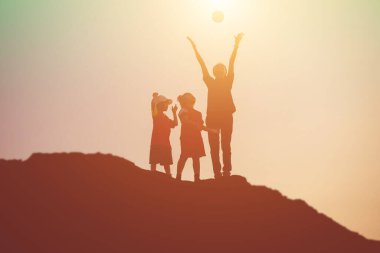 mutlu bir çocuk silüeti ve mutlu zaman günbatımı