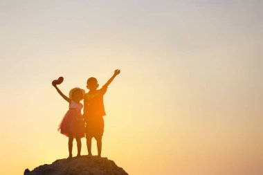 Çocuk siluet, çocuğun sevinç anlar. Doğa günbatımı