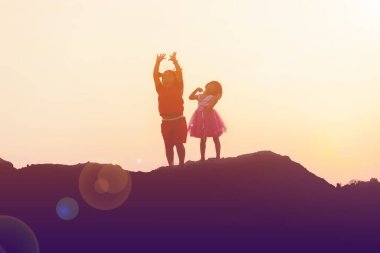 Çocuk siluet, çocuğun sevinç anlar. Doğa günbatımı