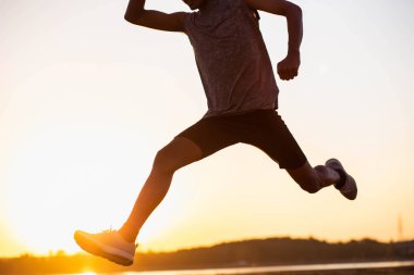 Sokakta koşucu olan adam egzersiz için çalışıyor.