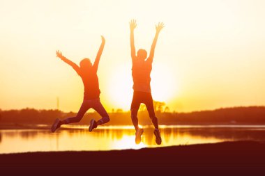 Bir çift buğday tarlasında eğleniyor..