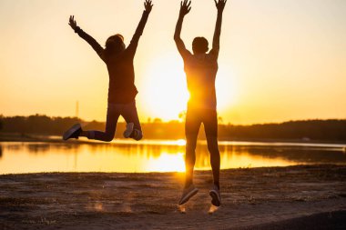 Bir çift buğday tarlasında eğleniyor..