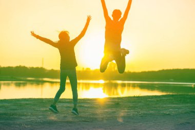 Bir çift buğday tarlasında eğleniyor..