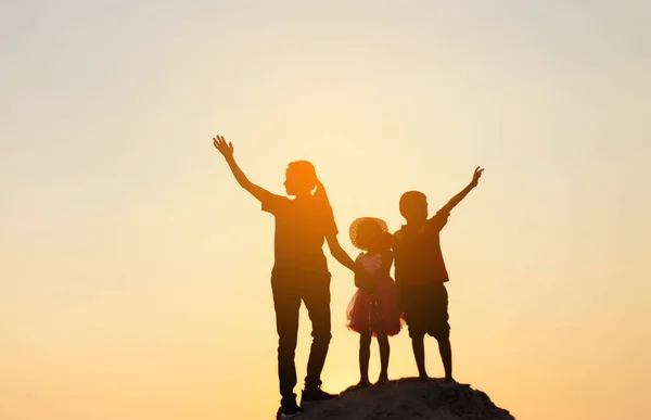 Silhouet Van Een Gelukkige Kinderen Gelukkig Tijd Zonsondergang — Stockfoto