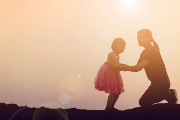 Mother Encouraged Her Daughter Outdoors Sunset Silhouette Concept — Stock Photo, Image