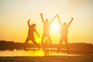 Genç adam batan güneşin tadını çıkardı.