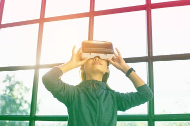 Yine de Vr aygıt arayan kadın 