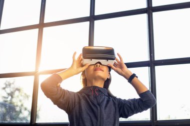 Yine de Vr aygıt arayan kadın 