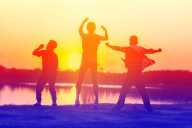 Genç adam batan güneşin tadını çıkardı.