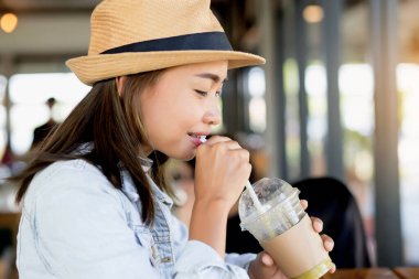 Doğadaki kadın portresi