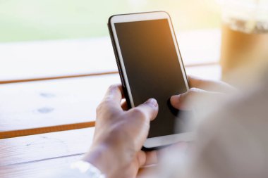 Kafelerde akıllı telefonlar yemek sipariş ediyorlar.