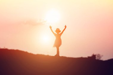Çocuk siluet, çocuğun sevinç anlar. Doğa günbatımı
