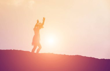 Çocuk siluet, çocuğun sevinç anlar. Doğa günbatımı