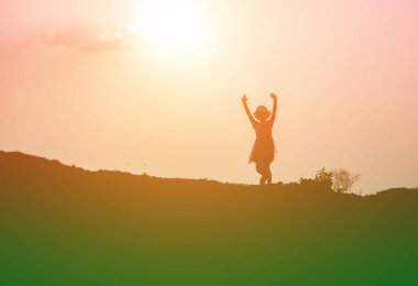 Çocuk siluet, çocuğun sevinç anlar. Doğa günbatımı