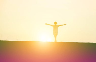 Genç kadın onun başarı, hayatta başarı kavramı için kaldırsın.