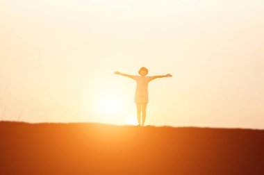 Genç kadın onun başarı, hayatta başarı kavramı için kaldırsın.