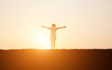 Genç kadın onun başarı, hayatta başarı kavramı için kaldırsın.