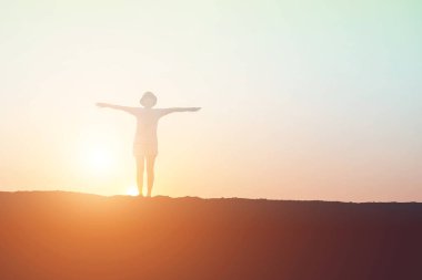 Genç kadın onun başarı, hayatta başarı kavramı için kaldırsın.