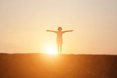 Genç kadın onun başarı, hayatta başarı kavramı için kaldırsın.