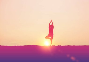 Genç kadın onun başarı, hayatta başarı kavramı için kaldırsın.