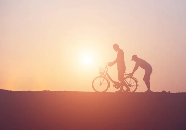 駆動バイク幸せな日没の時間のカップルのシルエット — ストック写真