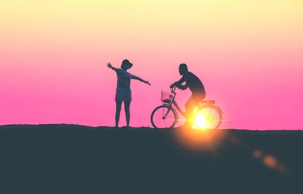 Силуэт Пары Вождения Велосипед Счастливое Время Заката — стоковое фото