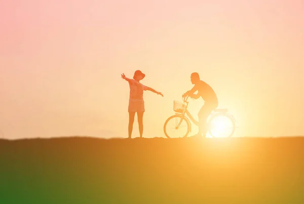 Siluet Çift Sürüş Bisiklet Mutlu Zaman Günbatımı — Stok fotoğraf