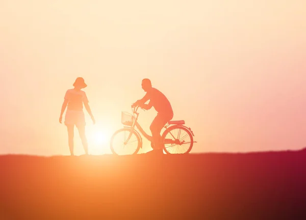 Silueta Cuplu Conducere Biciclete Fericit Timp Apus Soare — Fotografie, imagine de stoc