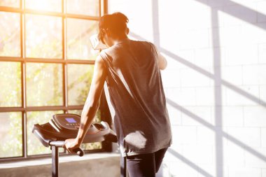 Koşu bandında egzersiz yapan insanlar bunu VR gözlükleri ile kullanıyorlar..