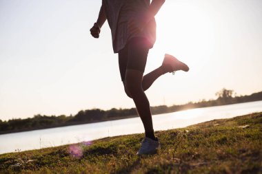 Sokakta koşucu olan adam egzersiz için çalışıyor.