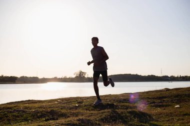 Sokakta koşucu olan adam egzersiz için çalışıyor.