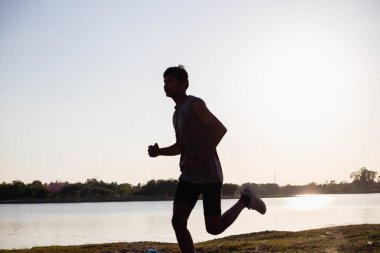 Sokakta koşucu olan adam egzersiz için çalışıyor.
