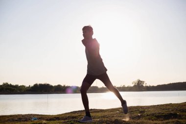 Sokakta koşucu olan adam egzersiz için çalışıyor.