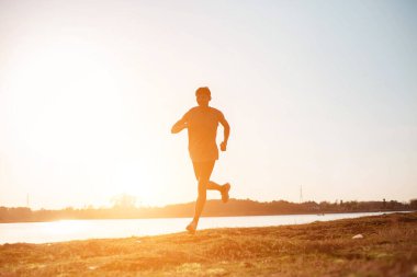 Sokakta koşucu olan adam egzersiz için çalışıyor.