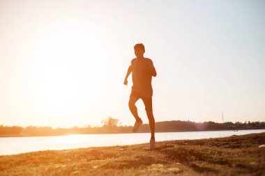 Sokakta koşucu olan adam egzersiz için çalışıyor.