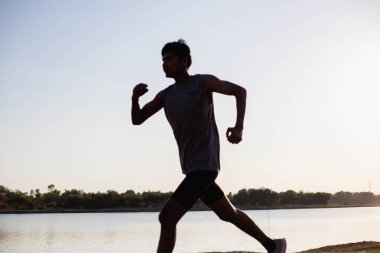 Sokakta koşucu olan adam egzersiz için çalışıyor.