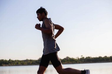 Sokakta koşucu olan adam egzersiz için çalışıyor.