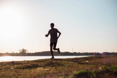 Sokakta koşucu olan adam egzersiz için çalışıyor.
