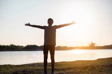 Sokakta koşucu olan adam egzersiz için çalışıyor.