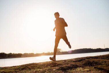 Sokakta koşucu olan adam egzersiz için çalışıyor.